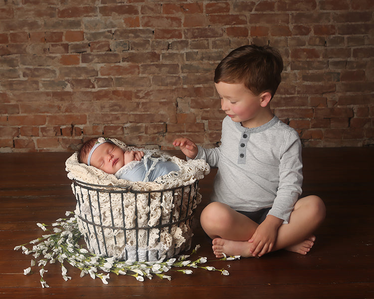 Photographing Newborn and Sibling Together